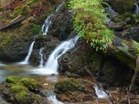 Kleinere Wasserfälle münden aus Seitental